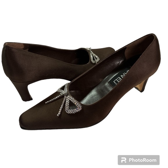 Vaneli Deep Chocolate w/Cutout Around Rhinestone Bow 2.5” Kitten Heel Pump S 6.5 - Picture 1 of 10